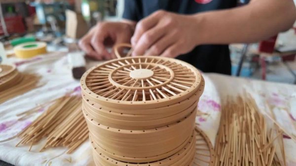 牛道配资 毫米精度下的百年匠心：三河乔鸟笼的传承与革新