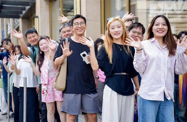 天猫配资端 华为Pura 80系列开售热度空前！华为何刚空降门店直播 揭秘移动影像王者归来背后的实力