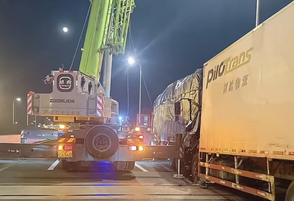 国客信配 沪昆高速两辆货车追尾致1人身亡