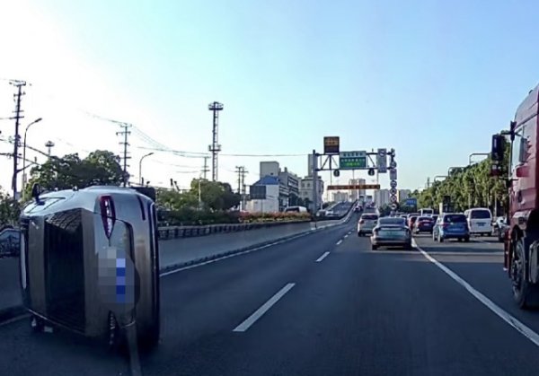 赢赢顺配资 今晨吴淞大桥：轿车被SUV横向顶翻